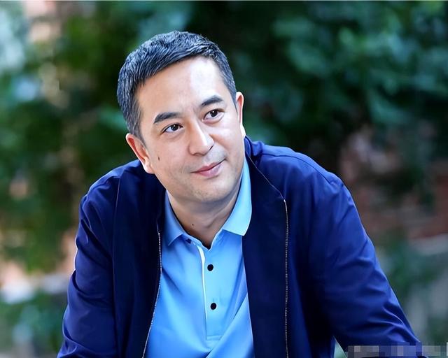 与王海燕离婚传闻真相大白1年，55岁张嘉益近况曝出，一点不意外