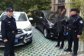 骑着“偷来”的车，喝着“免费”的奶茶，一男子在阜南街头薅羊毛图片