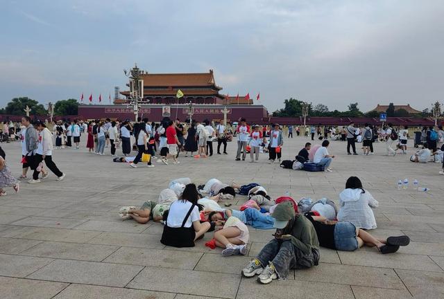 今天上午，天安门毛主席纪念堂前发生的真实场景画面，大家看看吧