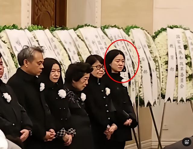 杨振宁葬礼，翁帆和子女现身只是看点之一，清华还宣布一重要决定