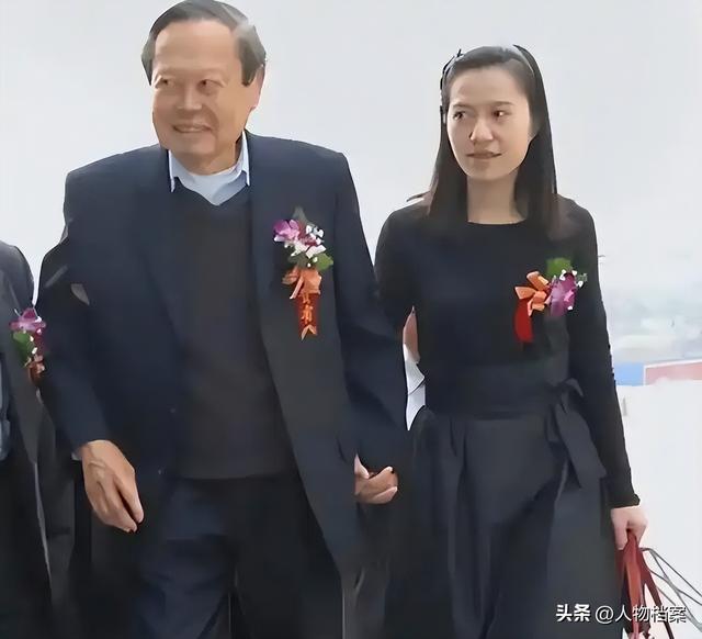 杨振宁去世后，翁帆再发文，49岁无子女的她，早已被安排好了退路