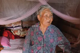 儿媳患病常年吃药，七旬老人打工十年租房住，挣钱资助儿子家庭图片