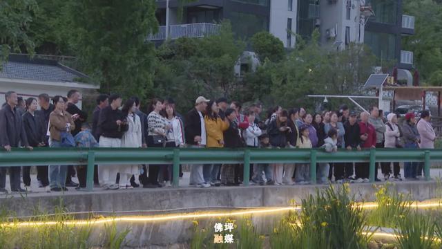 走T台、水幕秀、打铁花......这个“五一”王家湾村太会“玩”→