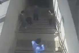 回顾：14年女子地铁口晕倒，路过18人无人敢扶致死，法官：赔30万图片