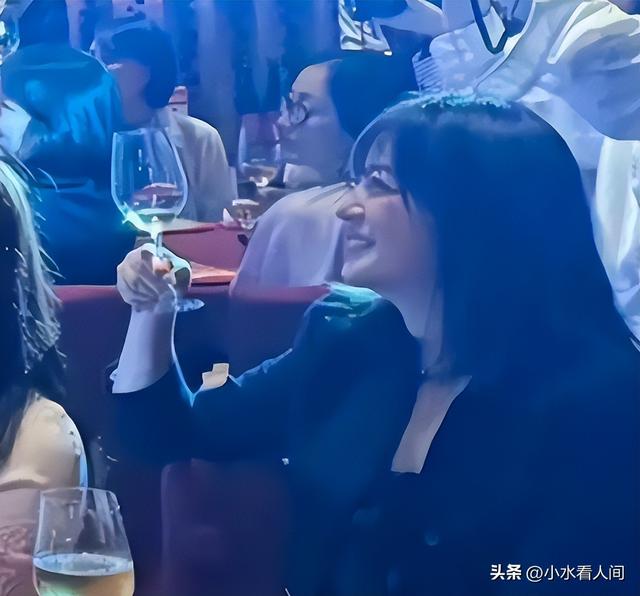 封杀四年，49岁赵薇近况再曝，面相仪态都变了，胃癌传闻真相大白