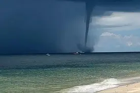 奇观！涠洲岛附近海域现“龙吸水”，目击者：天空被分成两半图片
