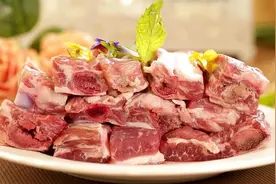 排骨焯水后，为啥又腥又柴？看完大厨的做法才知道，原来用错了水图片