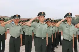 便装敬军礼，这事儿退役军人还是悠着点儿好！图片