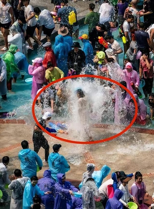 滚出中国！云南泼水节炸出一群“男流氓”，当众扒衣喷私处太龌龊