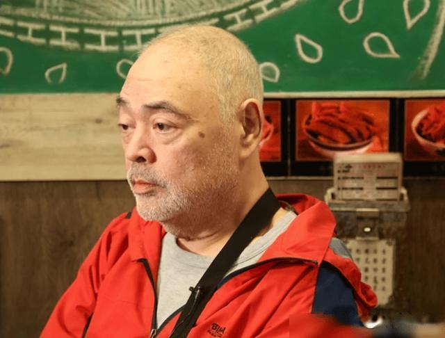 73岁张伟文近况曝光,卧病在床瘦成皮包骨，独住养老院亲人未出面