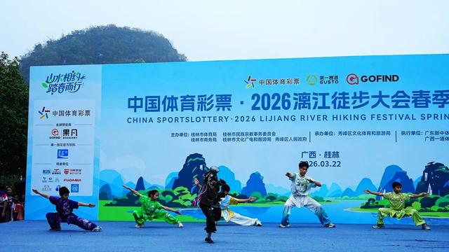 桂林:20000名徒步爱好者漫步美丽的桃花江畔!