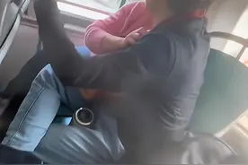 广东：大叔大妈公交车上激吻，动作大胆，网友：真夫妻能这样？图片