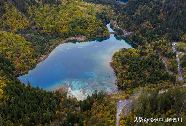 四川阿坝：金秋九寨美如画