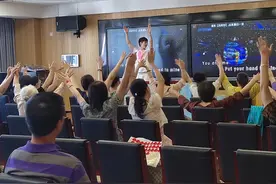 老年大学的奇妙碰撞！社恐“小老师”遇上社牛“老学童”图片