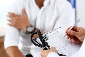 奉劝男性：常做的3个行为，会让前列腺“不堪重负”，别太放纵了图片