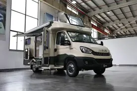 两口子住这辆房车真香，两张大床双按摩沙发，实拍赛德猎鹰02图片