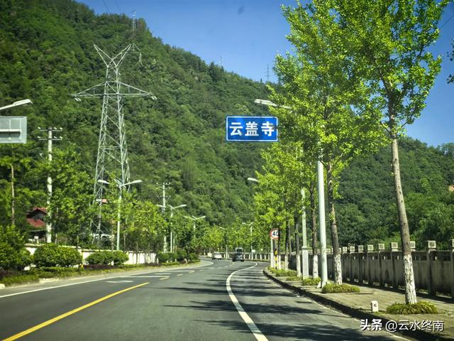秦岭深山一条导航不出来的路，却是一条千年古道，有老屋有古树