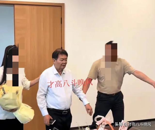 79岁曹德旺下巴尖瘦脱形，走路需人扶，遭网友误解被嘲讽时日无多