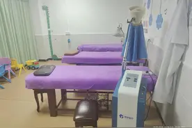 7个月大男婴掉下推拿床摔成脑损伤，家长称医生擅自离开导致，社区卫生服务站否认图片