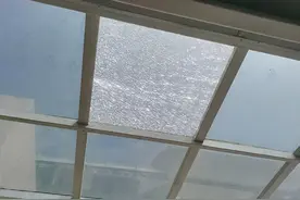 镇江丹阳一居民家中阳光房玻璃两次炸裂 装修公司：需自行与玻璃厂商联系图片