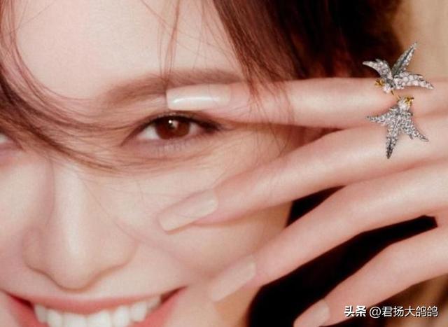 离婚传闻仅一周，41岁唐嫣高调官宣喜讯，原来一切早有预兆