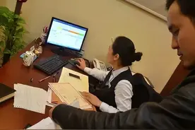 终于啊，有人给银行上了一课，3句话把银行都给问懵了图片