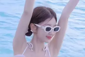 毛晓彤：白色泳装,太性感图片