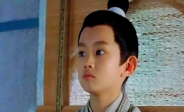 《许我耀眼》中13岁小孩哥，不仅三搭赵露思，还演过陈伟霆小时候