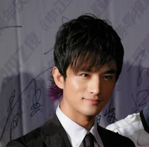06年参加加油好男儿的张晓晨帅气自信迷人如今变成成熟稳重男人。