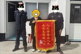 她笑得比海棠花还美！图片