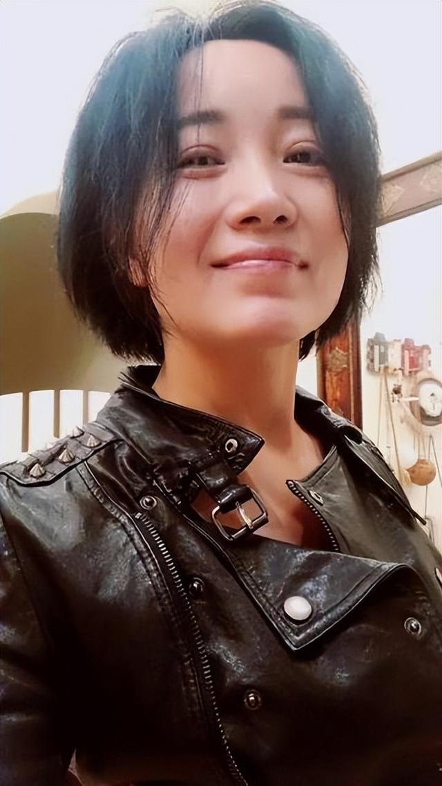 她连上5次春晚，私下却和恩师同居怀孕被骗流产，今57岁依然单身
