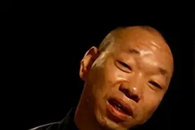 丈夫谎称外出打工，藏在纸箱3天，亲眼目睹妻子和邻居丑事后崩溃图片