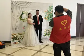 为老年人免费拍摄婚纱照！保定这个社区有点“甜”图片