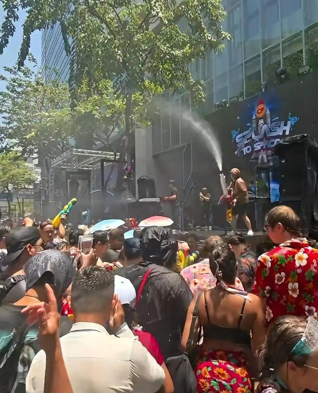 滚出中国！云南泼水节炸出一群“男流氓”，当众扒衣喷私处太龌龊