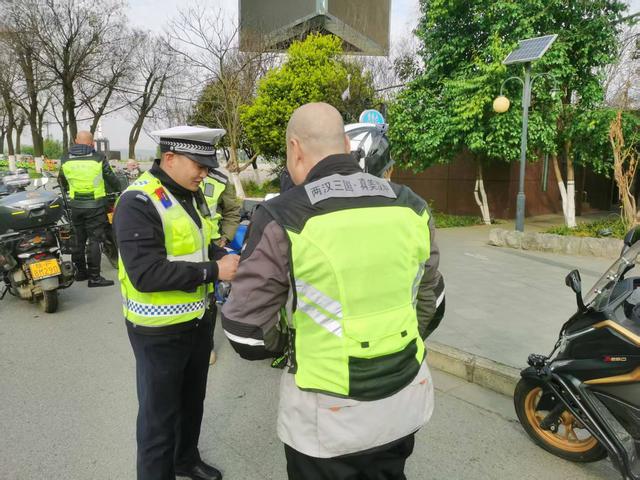 汉中交管一大队：守护花海骑行路 平安护航春之约