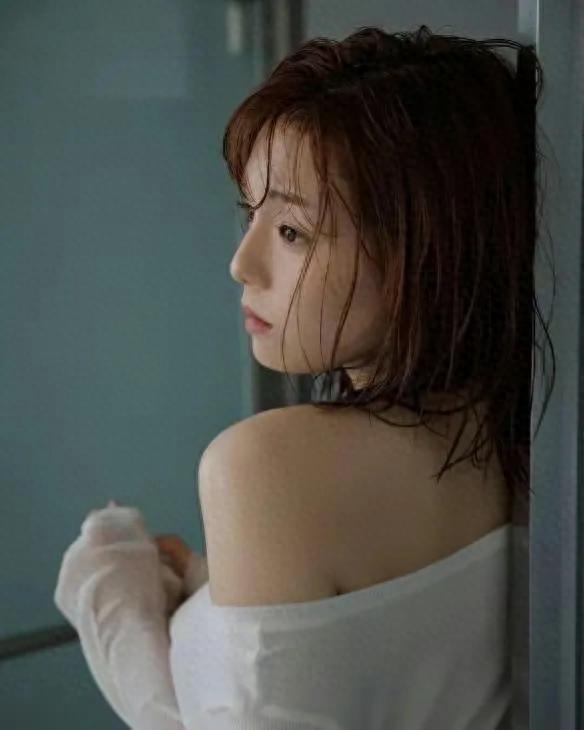 30岁写真模特童颜巨乳，被称“日系瑶瑶”的筱崎爱，成熟魅力依旧