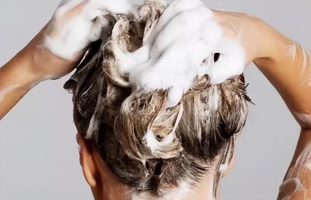 洗完头后，自然风干好，还是吹干好？大部分人都做错了！