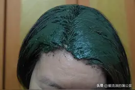 我先用自制的散沫花粉把白发染成黄色，再用靛蓝粉把头发染深色图片