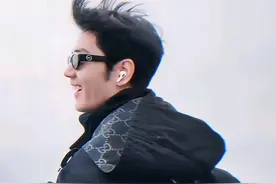 肖战带父母欧洲旅行，开心根本藏不住，在妈妈镜头下像风一样自由图片