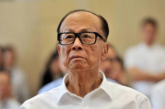 2909亿身价有何用？97岁的李嘉诚徐徐老矣，两个60岁儿子已成心病