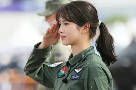飒爽英姿女飞行员亮相，巾帼不让须眉，这才是“中华之星”图片