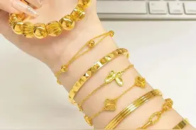 黄金手镯这样叠搭佩戴太爱了，高贵大气经典耐看富家大小姐既视感图片