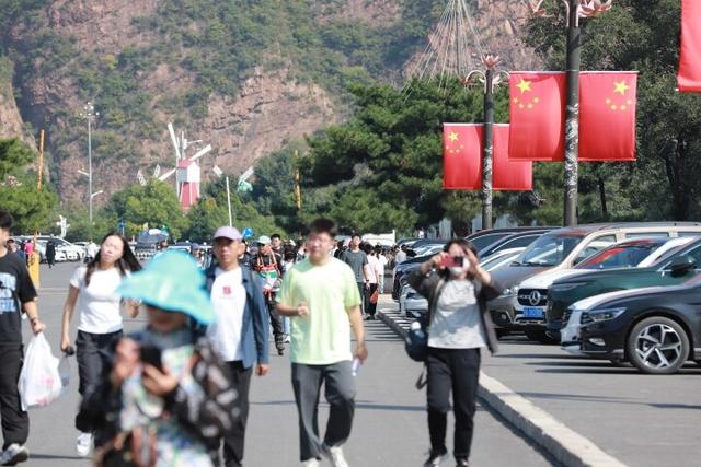 假日客流高峰来袭！千山景区人气大爆发