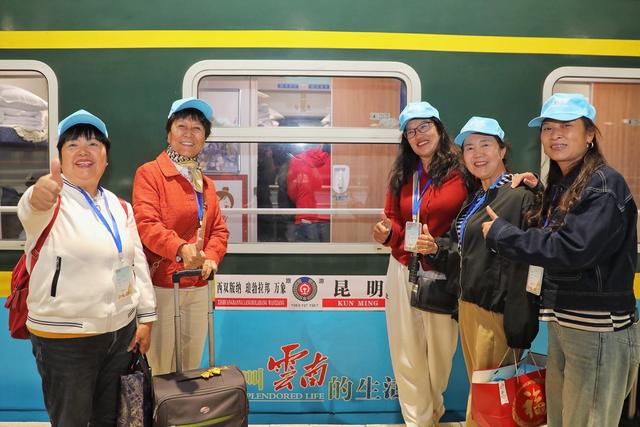 中老铁路开行首趟普惠型国际旅游列车，八天七晚跨国旅行一线直达