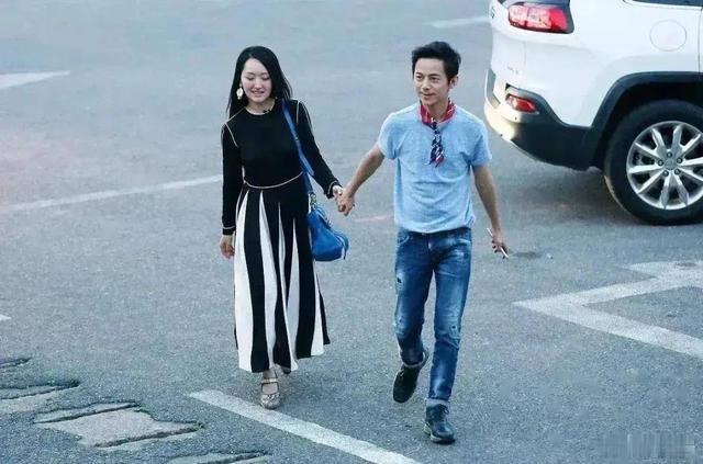 51岁何炅牵手54岁杨钰莹，这画面甜到犯规！