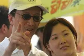 47岁伏明霞现状：丈夫老了，孩子还未长大，嫁百亿富翁，她后悔吗图片