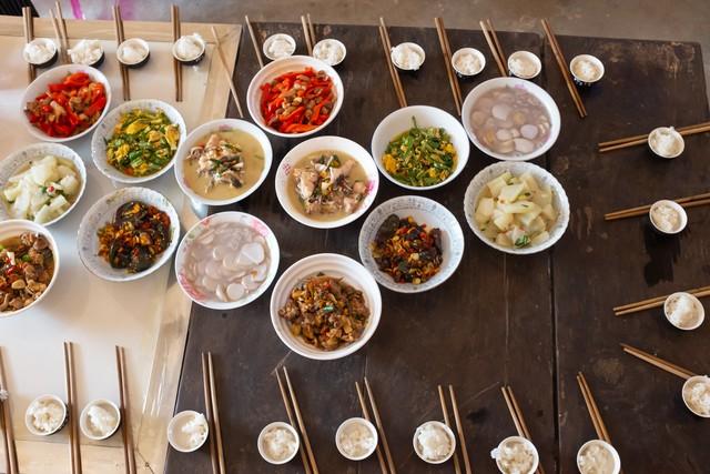 新来女秘书业务不熟，我手把手教她，她身上的香水味让我有点分心