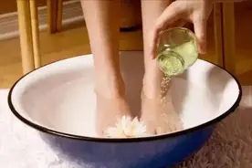 研究发现：用盐水洗脚，不出几个月，或会有3个好处，早知早受益图片