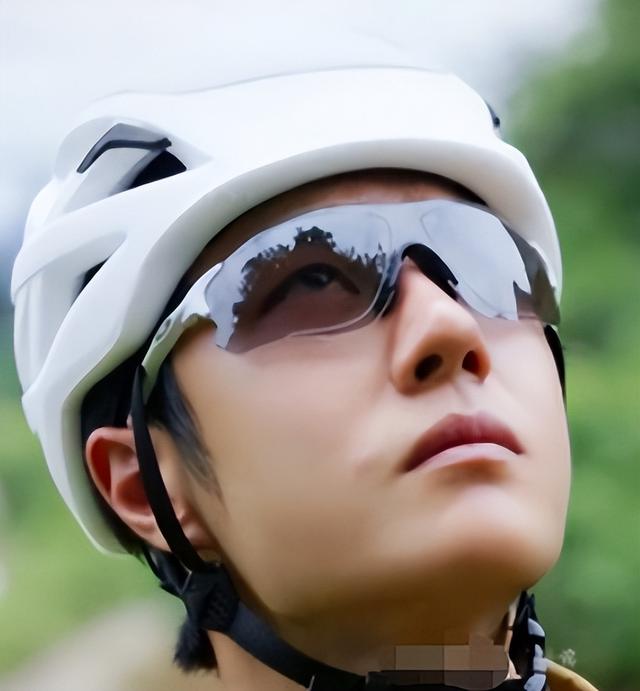 钱再多有什么用？28岁王一博手滑坠海，才懂陈道明那番话的含金量