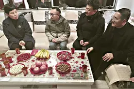 孙燕飞春节前走访慰问县一中教师代表图片
